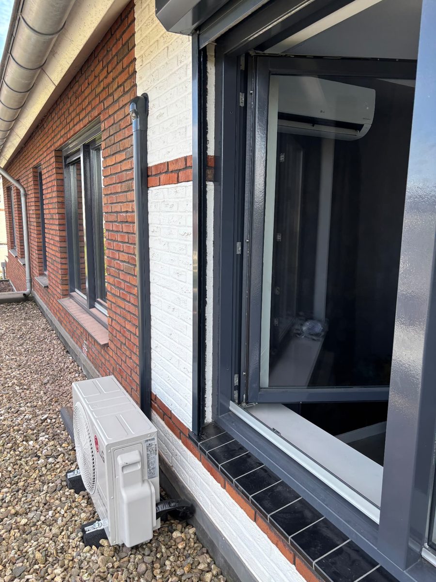 Airco buitenunit op dakterras