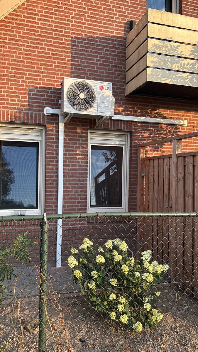 Airco buitenunit aan de gevel