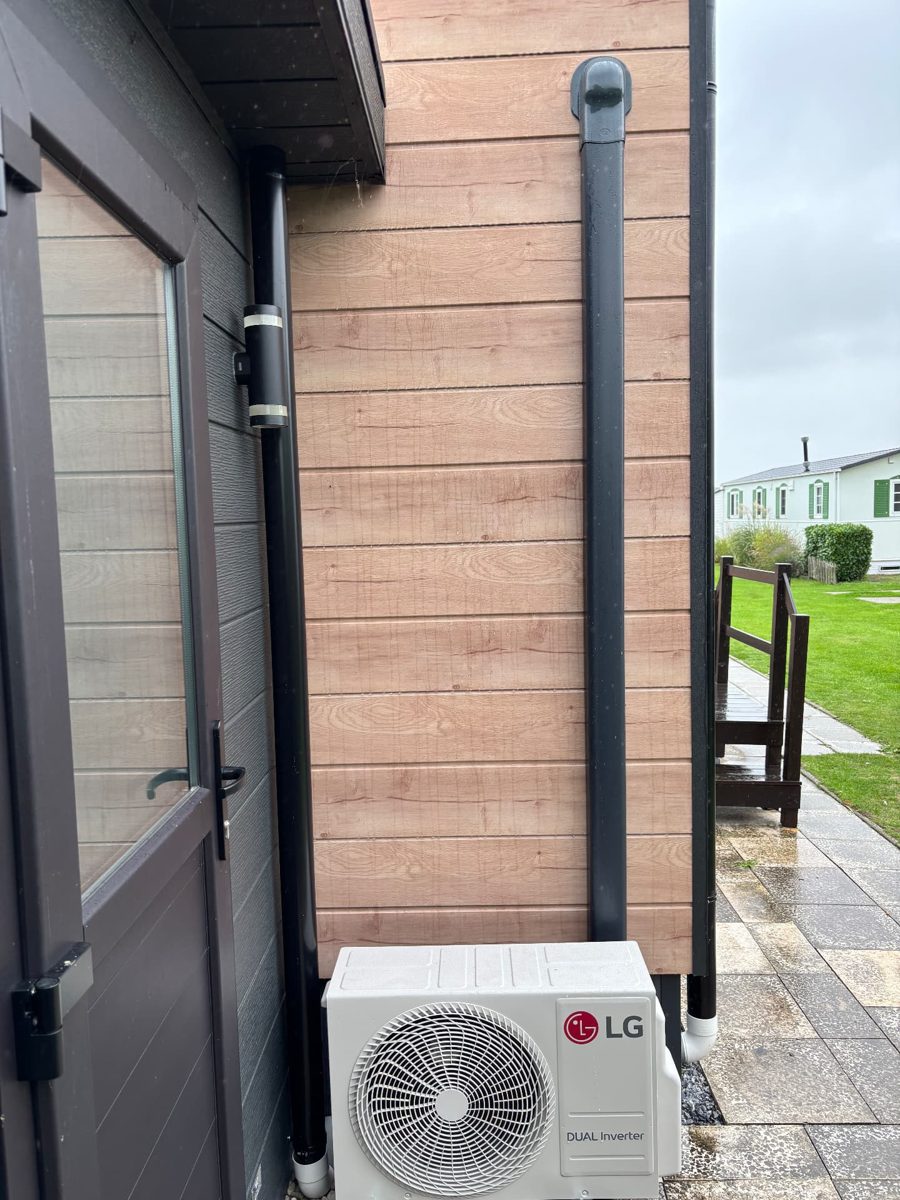 LG airco buitenunit bij chalet