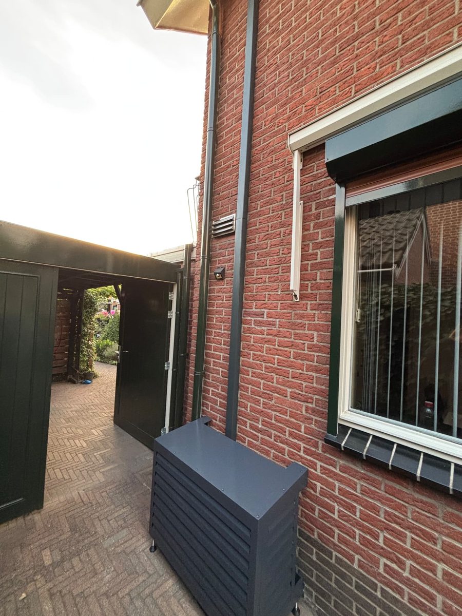 Buitenunit met nette omkasting