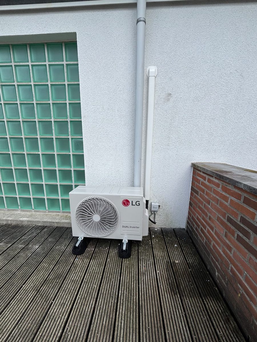 LG airco buitenunit op balkon